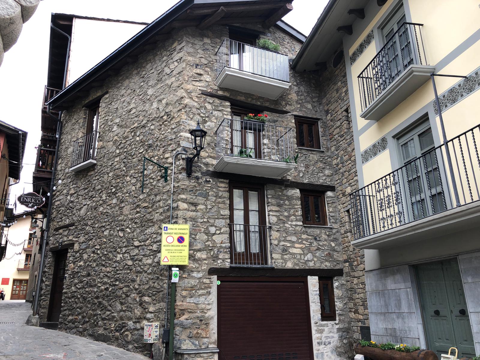 Restaurem i rehabilitem bordes típiques Andorranes, façanes, cases, pisos i tota mena d'edificacions en mal estat. Estem especialitzats en la restauració de cases de pedra i en la rehabilitació d'immobles antics. Protegim la degradació de la construcció per tal de garantir la seva durabilitat.